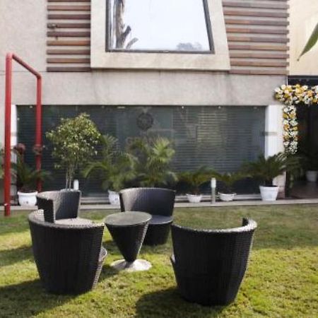 The Grand Hotel Bizzotel غورغاون المظهر الخارجي الصورة